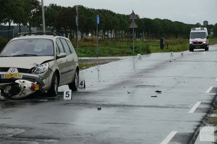 Scooter onder auto op de Westerweg