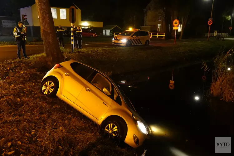 Auto te water op Westerweg