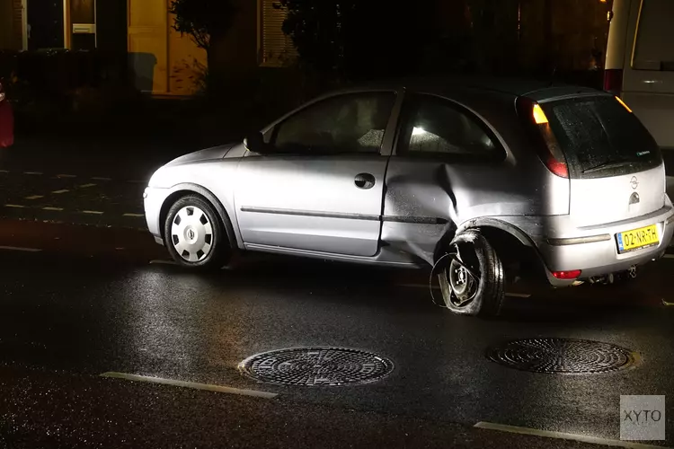 Auto&#39;s botsen in Purmerend: bestuurder gewond naar ziekenhuis