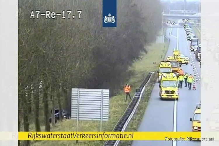 Auto rijdt van talud op A7: één gewonde naar het ziekenhuis