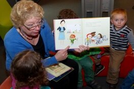 Luisteren naar Voorleesgedichten voor kinderen in de Bibliotheek