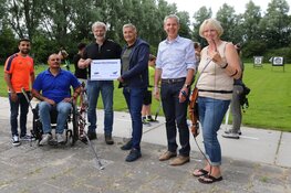 Special Forces neemt cheque in ontvangst van MarktstadRun Purmerend