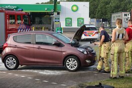 Jongeman zet brandende auto langs de kant bij benzinepomp