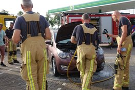 Jongeman zet brandende auto langs de kant bij benzinepomp