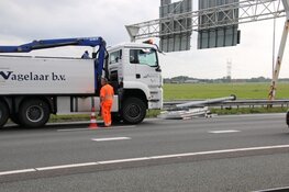 Spitsstrook-bord waait om