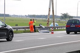 Spitsstrook-bord waait om