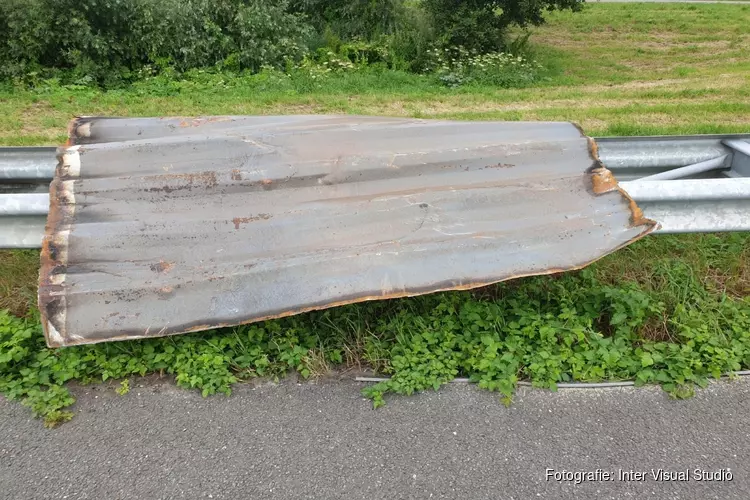 Motorrijder op A7 gewond door vallende plaat