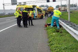 Motorrijder op A7 gewond door vallende plaat