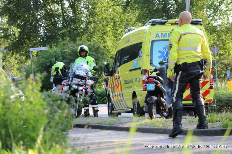 Bestuurder snorscooter valt met hoofd op stoeprand