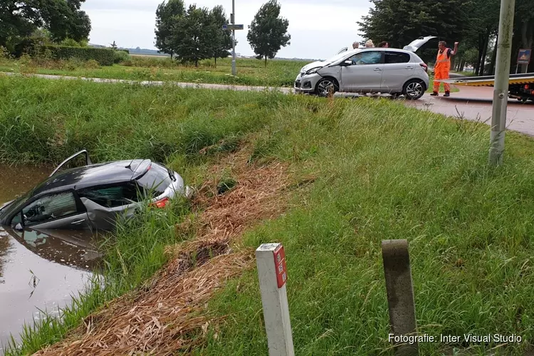 Auto te water na botsing in Middenbeemster