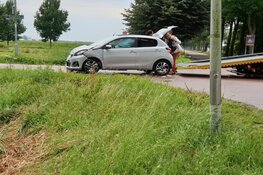 Auto te water na botsing in Middenbeemster