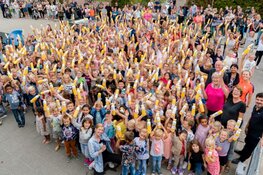 Leerlingen basisschool ‘t Pierement gaan water drinken uit Dopper waterfles
