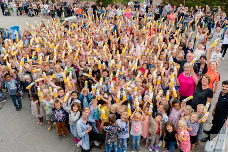 Leerlingen basisschool ‘t Pierement gaan water drinken uit Dopper waterfles