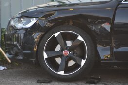 Auto rijdt in op mensen bij autoshow Purmerend: drie gewonden