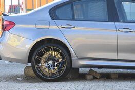 Auto rijdt in op mensen bij autoshow Purmerend: drie gewonden