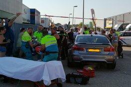 Auto rijdt in op mensen bij autoshow Purmerend: drie gewonden