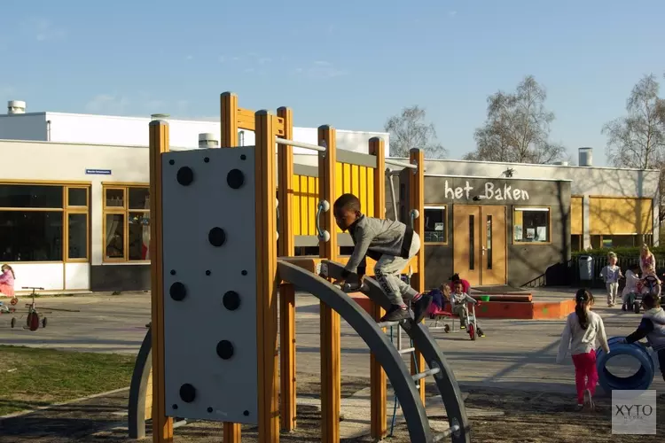 Leerlingen basisschool Het Baken gaan water drinken uit Dopper waterfles