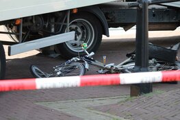 Fietsster onder vrachtwagen