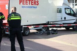Fietsster onder vrachtwagen
