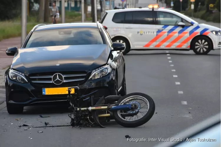 Bromfiets en auto met elkaar in aanrijding