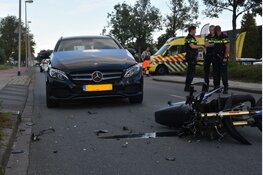 Bromfiets en auto met elkaar in aanrijding