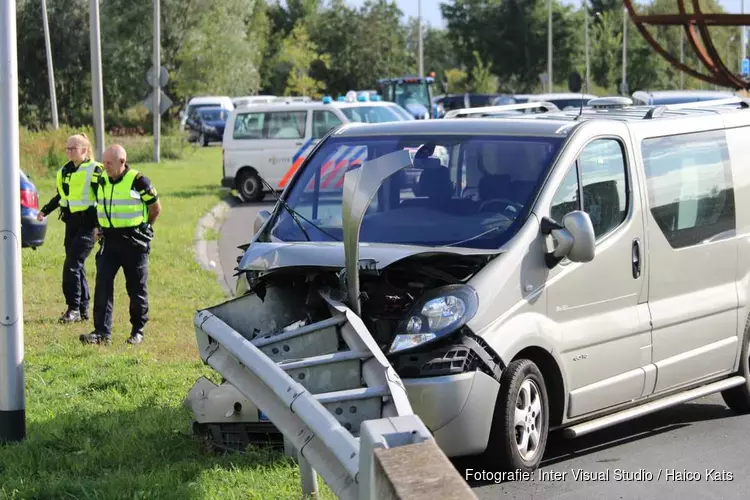 Bestelbus tegen vangrail