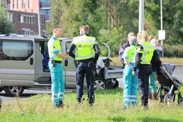 Bestelbus tegen vangrail